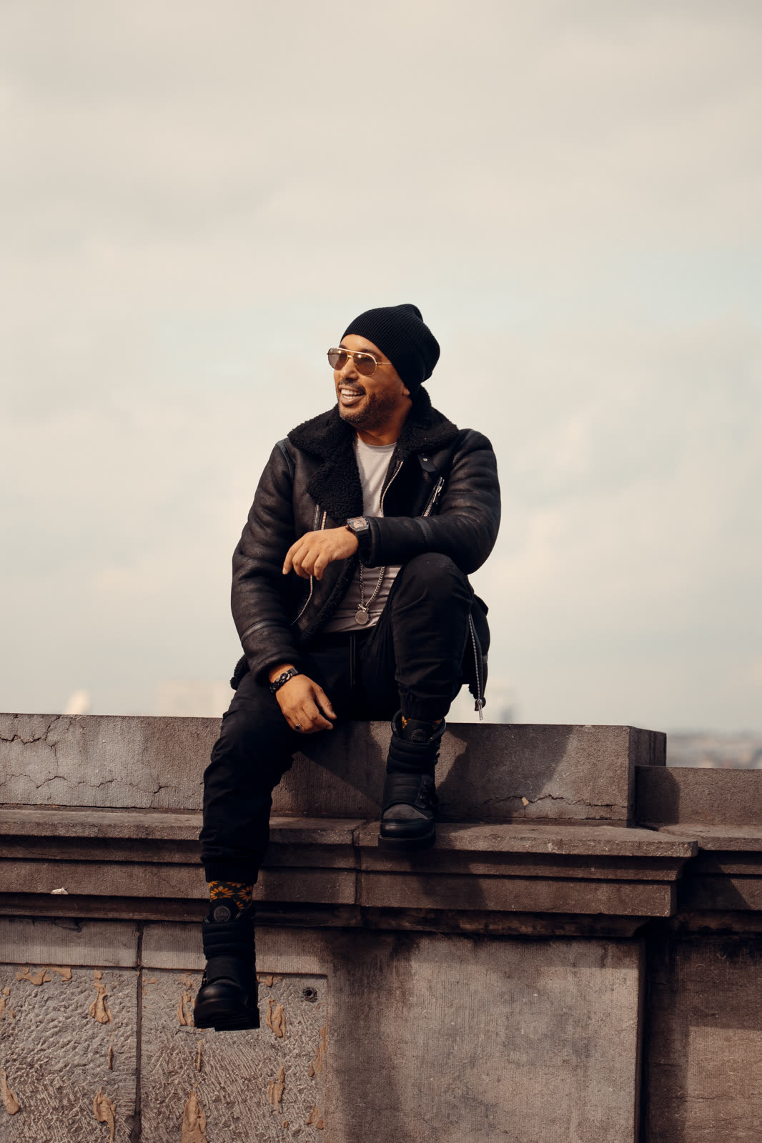 Portrait urbain de DJ Youcef vêtu de noir