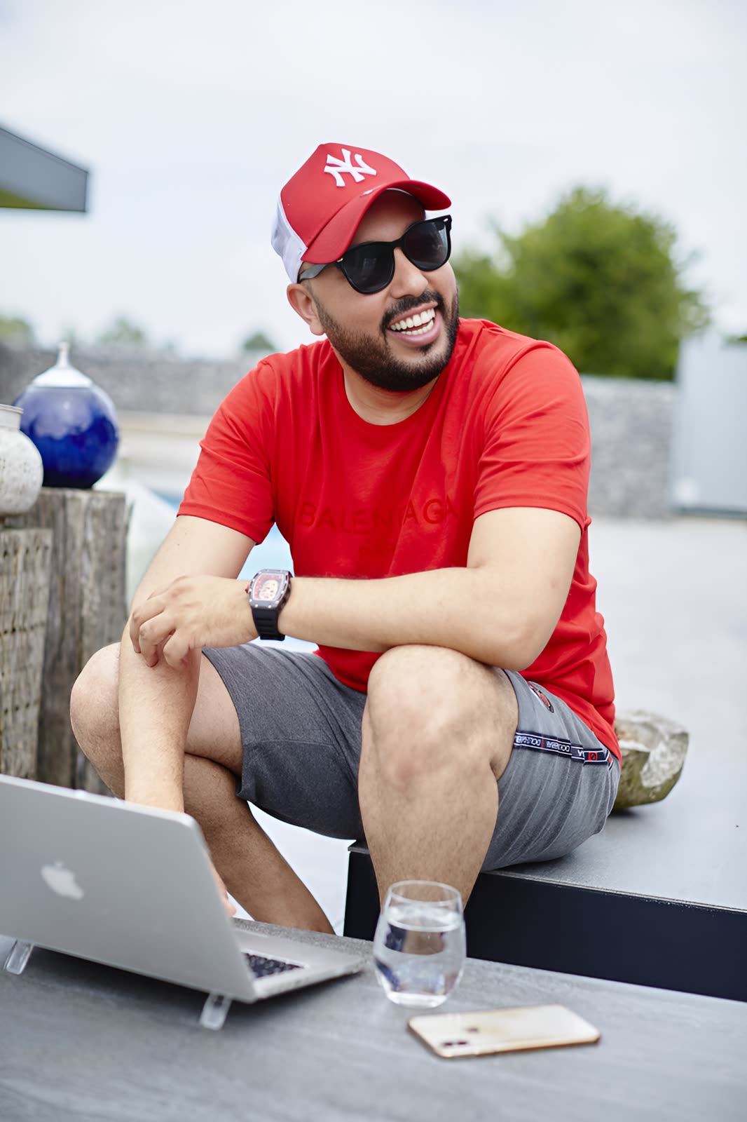 DJ Youcef travaillant sur un ordinateur en extérieur