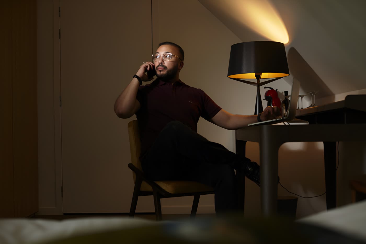 DJ Youcef assis à un bureau pendant un appel